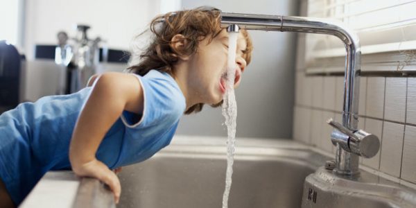 Boire de l’eau du robinet : un geste écologique