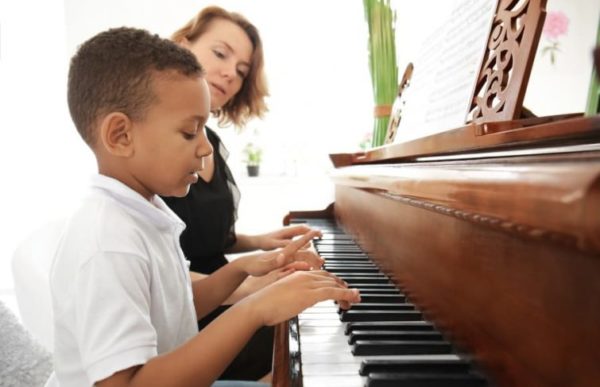 Apprendre à jouer d’un instrument à domicile : les avantages et les bénéfices