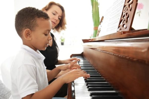 Apprendre à jouer d’un instrument à domicile : les avantages et les bénéfices